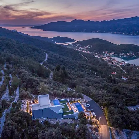 Vila Sleeps 10 With Pool Air Con And Wifi