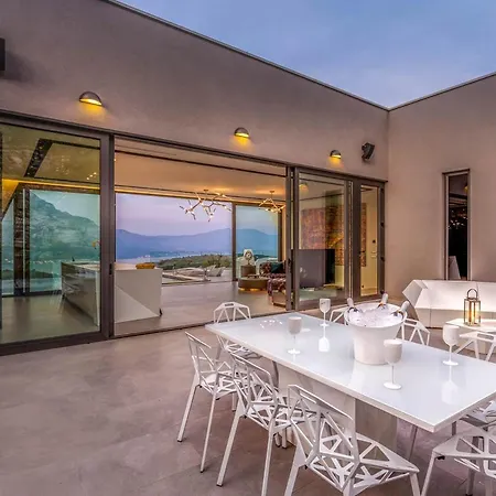 Sleeps 10 With Pool Air Con And Wifi Vila Zrnovo