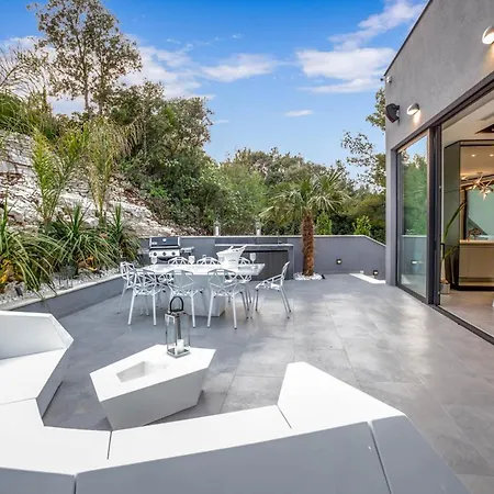Sleeps 10 With Pool Air Con And Wifi