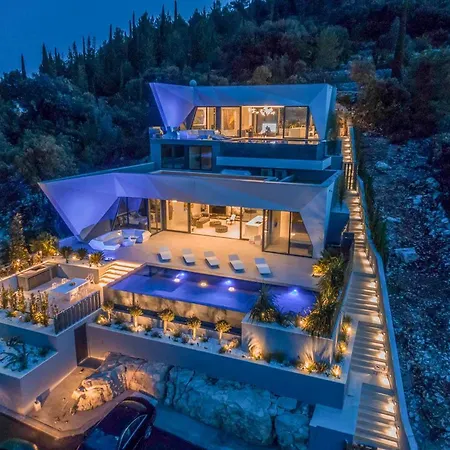 Sleeps 10 With Pool Air Con And Wifi * Zrnovo
