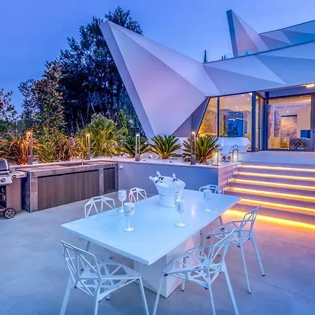 Sleeps 10 With Pool Air Con And Wifi *