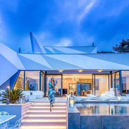 Villa Sleeps 10 With Pool Air Con And Wifi