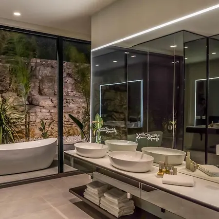 Sleeps 10 With Pool Air Con And Wifi * Žrnovo